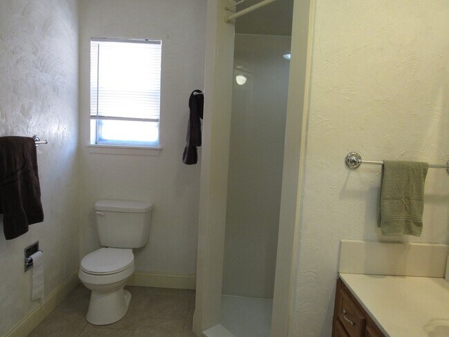 Building Photo - 2810 Teakwood Dr