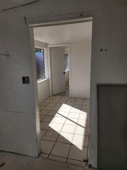 Building Photo - 2136 N Madelyn Ave