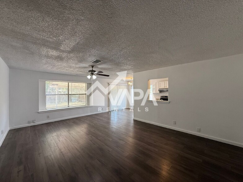 Building Photo - 826 Thrasher Dr