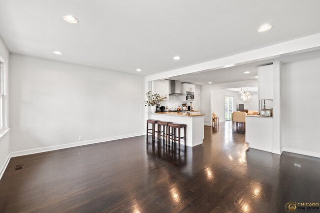 Building Photo - 204 E Dickens Ave