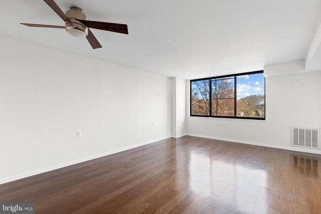 Building Photo - 10101 Grosvenor Pl