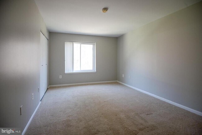 Building Photo - 9735 Kings Crown Ct