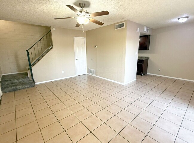 Building Photo - 5244 W Lynwood St