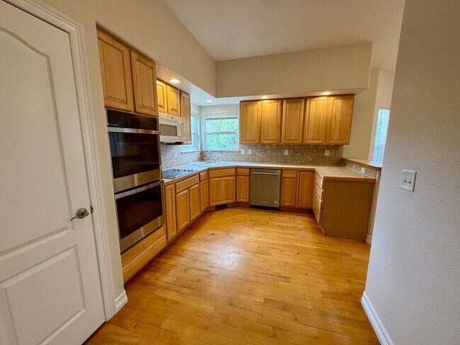 Building Photo - 625 Red Tail Dr