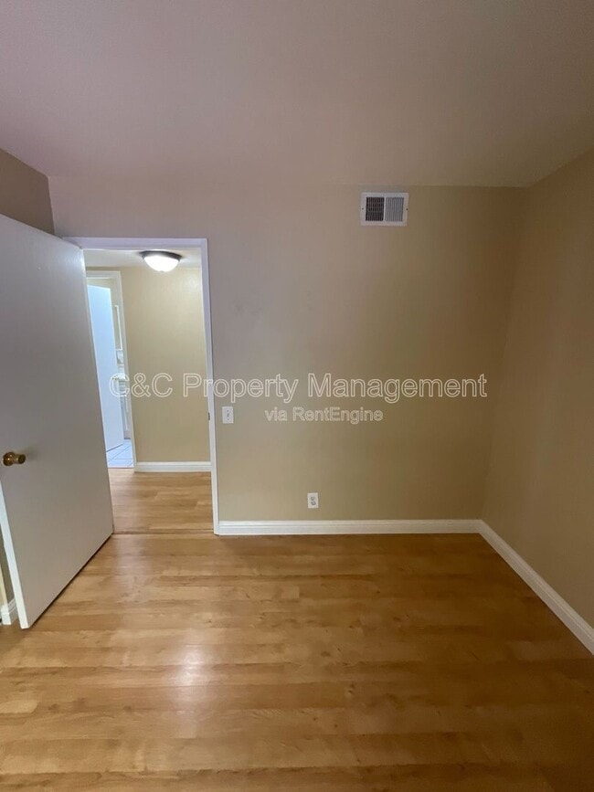 Building Photo - 3872 Tiverton Dr