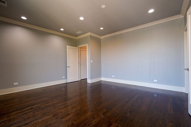 Building Photo - PRICE REDUCED!! Luxury 3BR/2BA Condo (Parking Included) – Prime Hyde Park & Modern Finishes!