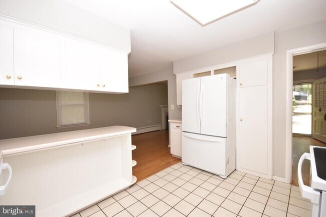 Building Photo - 204 W Locust St