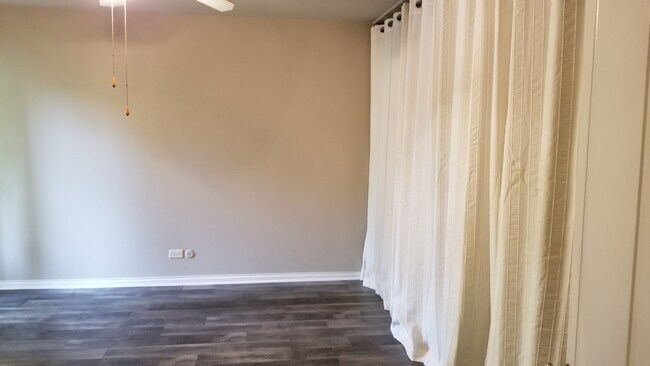 Building Photo - 1609 Maple Terrace