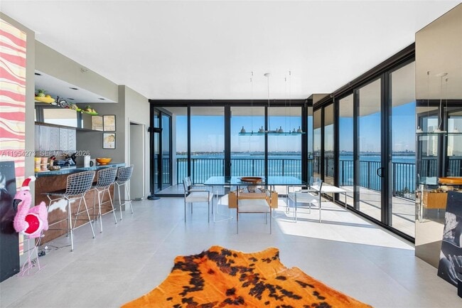 Building Photo - 1000 Venetian Way