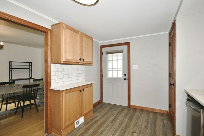 Building Photo - Beautiful 3 Bedrooms, 1 bathroom House Available Now!