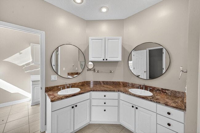 Building Photo - 205 Club Villa Dr W