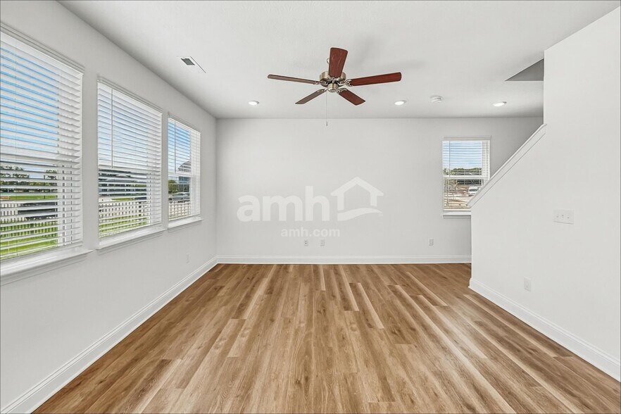 Building Photo - 27 Shady Elm Ln