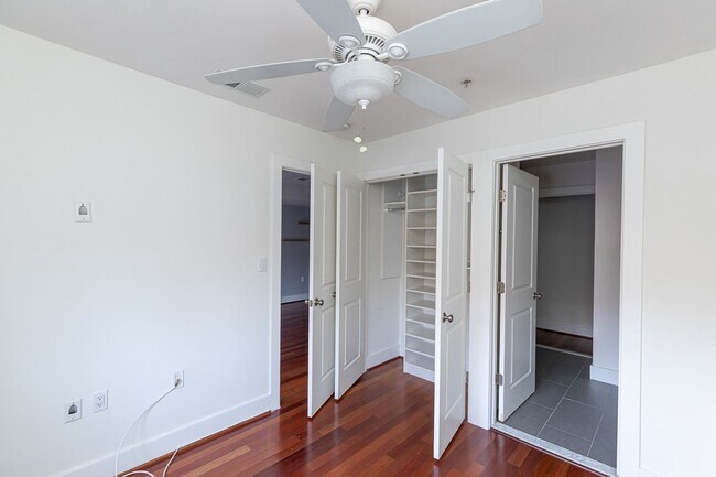 Building Photo - Chevy Chase Area One Bed, One Bath Condo R...