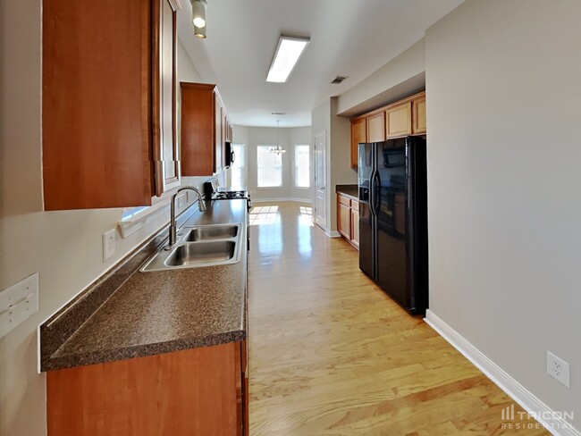 Building Photo - 6820 Scarlet Ridge Dr