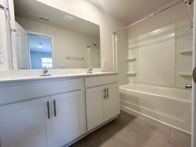 Building Photo - LARGE 4 BEDROOM IN NORTHEAST'S SPRING HAVE...