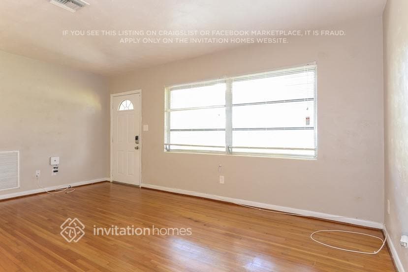 Building Photo - 2359 Eastwood Dr