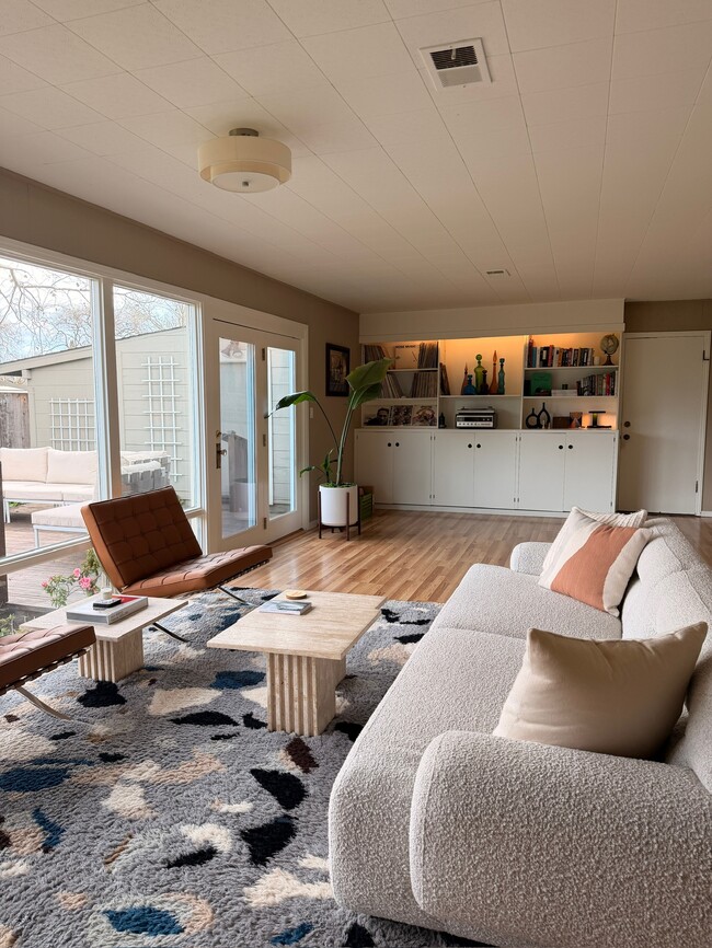 Building Photo - 3860 Linda Vista Ave