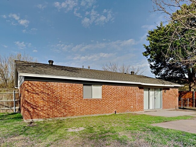 Building Photo - 2312 Suffolk Ln