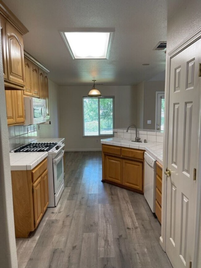 Building Photo - Home on Palo Cedro Golf Course!