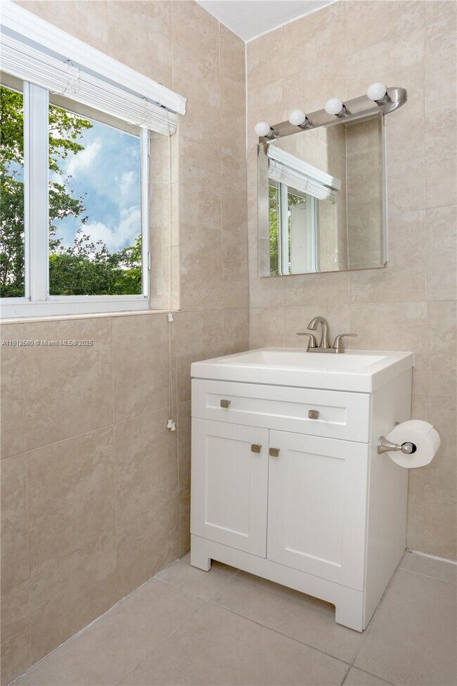 Building Photo - 1 Edgewater Dr