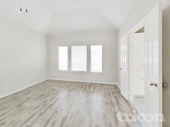 Building Photo - 6855 Tournament Dr