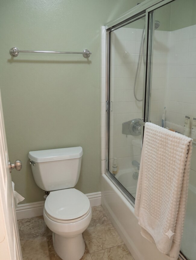 Building Photo - Jade Coast Gem 1bd 1ba Upper Condo Unit