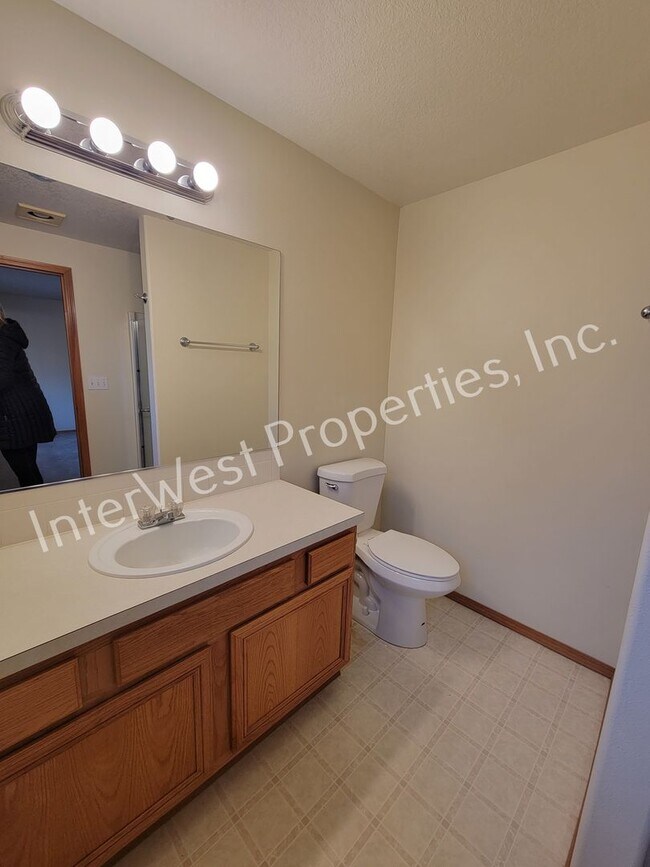 Building Photo - Tigard 3 Bd 2ba Ranch Style Home on Flag L...