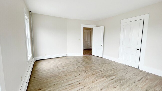 Building Photo - 394 Elm St