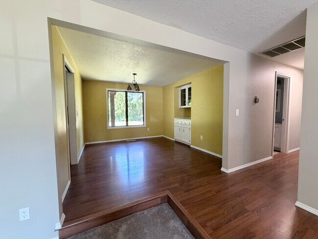Building Photo - Well Maintained Three Bedroom Home in South Salem