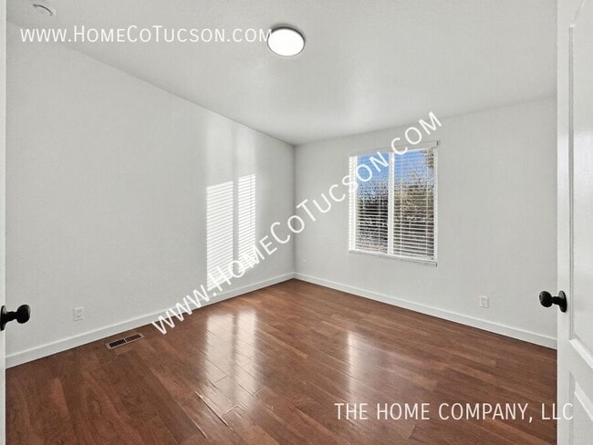 Building Photo - 5840 E Dakota Rd