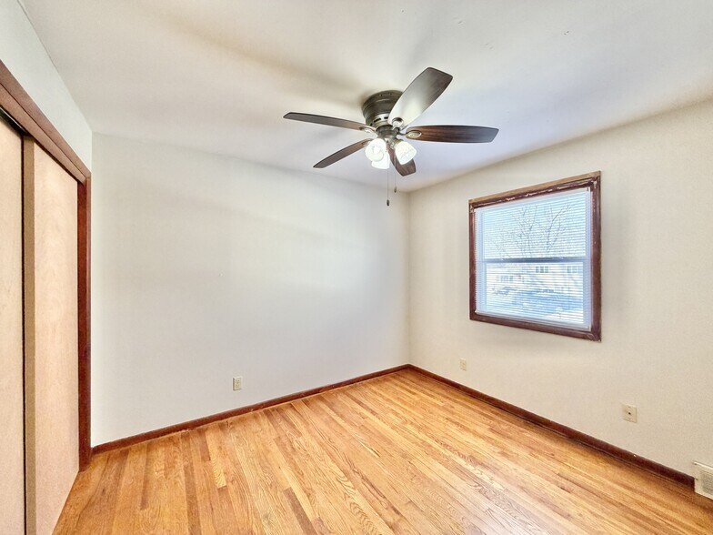 Building Photo - 2109 Lake Point Dr