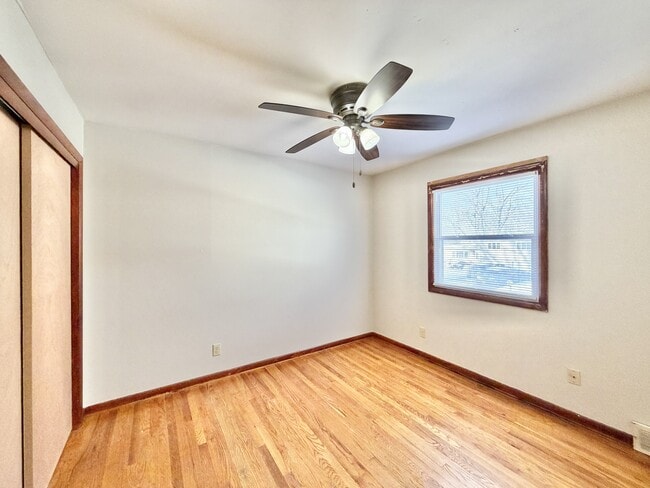 Building Photo - 2109 Lake Point Dr