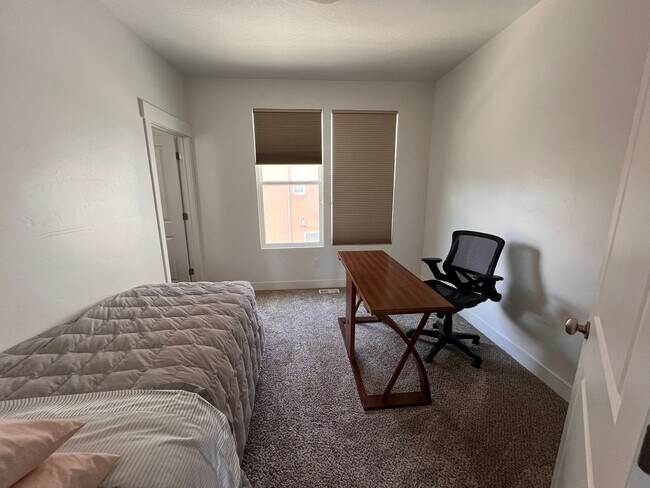 Building Photo - Modern 2 Bedroom Townhome with Stunning La...