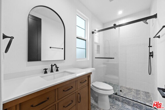 Building Photo - 2324 S Dunsmuir Ave