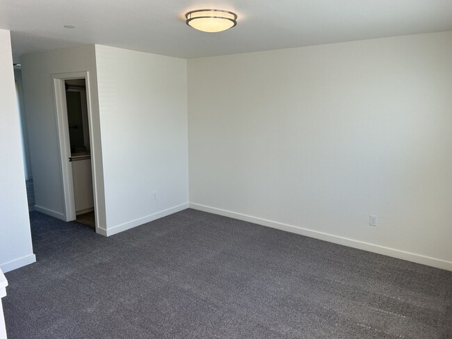 Building Photo - Spacious 2 Bed, 1.5 Bath, 900 Square Foot Apartment with Air Conditioning.