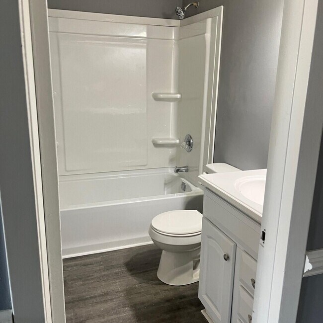 Building Photo - 421 Redding Rd