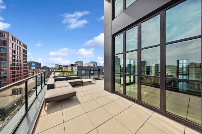 Building Photo - 900 W Washington Blvd