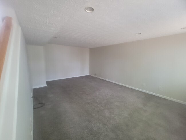 Building Photo - 6444 Hilltop Trail Dr