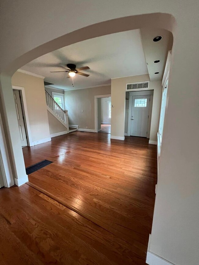 Building Photo - 4 bedroom 2 bath home