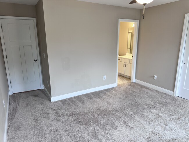 Building Photo - 617 Jacks Xing Dr