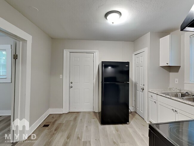 Building Photo - 117 Thayer Ave SE