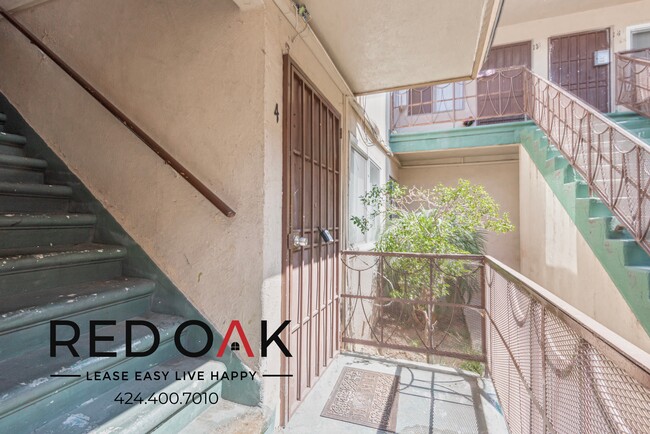 Building Photo - Charming One Bedroom Walk-Up Featuring Gor...