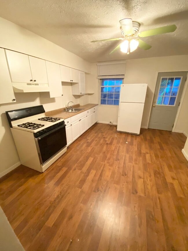 Building Photo - Great 2 Bedroom, 1 Bathroom in McKees Rock...