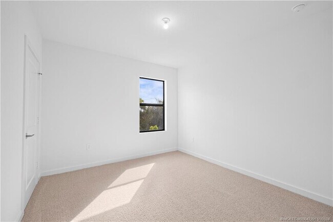 Building Photo - 2048 NE Ocean Dunes Dr