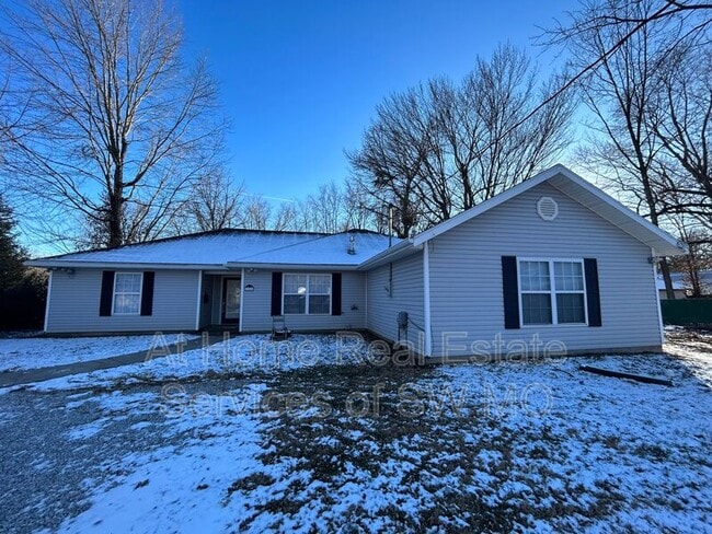 Primary Photo - 2624 E Cherry St