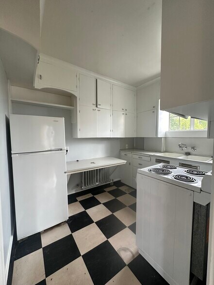 Building Photo - 18348 SE River Rd