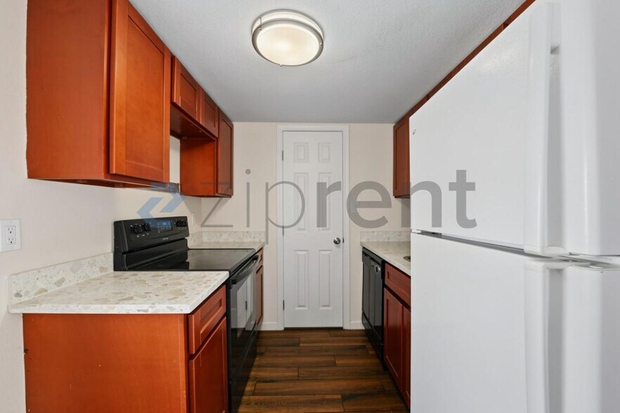 Building Photo - Unit 500
