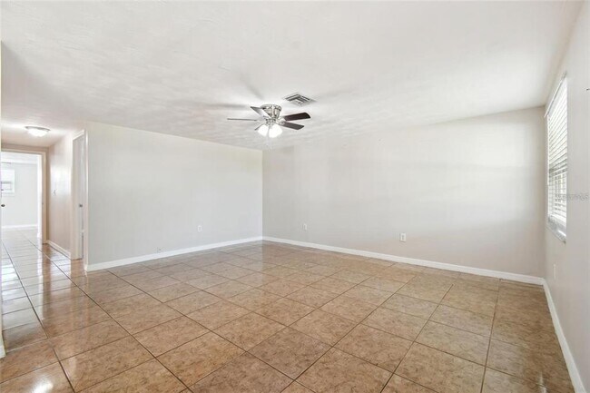 Building Photo - 3600 Umber Rd