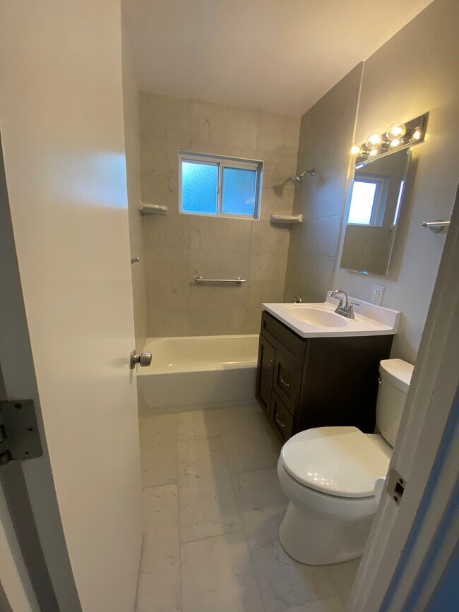 bath - 4164 Howard Ave