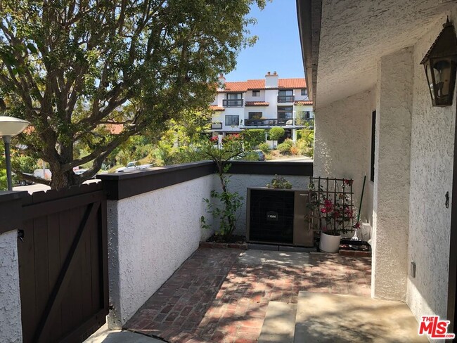 Building Photo - 1588 Palisades Dr